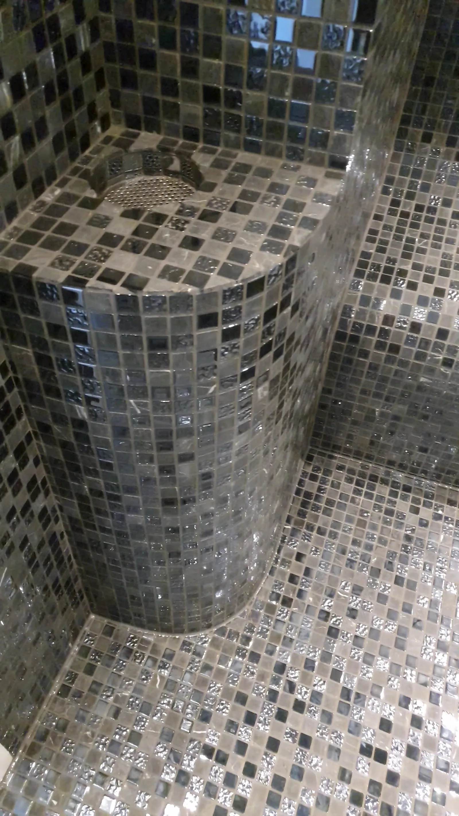 Runde Mosaik-Duschsitzbank aus dunklem Glasmosaik, Detailaufnahme